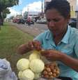 María José Pacheco vende laranjas em um semáforo de Boa Vista há cinco anos, quando deixou seu emprego de professora na Venezuela   Foto: BBC Mundo