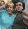 Modamani fez a foto durante a visita de Merkel a um abrigo para refugiados em Berlim em 2015  Foto: Getty Images