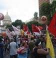 Manifestantes protestam contra reforma da Previdência em passeata na Avenida Presidente Vargas  Foto: Agência Brasil
