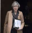 A primeira-ministra britânica, Theresa May, parece ter optado por um "Brexit duro", o que deixaria a Irlanda fora do mercado único e da união aduaneira. Com isso, as consequências sobre a livre circulação de bens, serviços e pessoas na Irlanda "ainda são incertas".  Foto: EFE