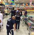 Técnicos da Vigilância Sanitária municipal do Rio recolheram amostras de carnes e derivados em grandes supermercados  Foto: Agência Brasil