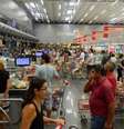 Em supermercados e açougues, consumidor aumentou cuidados ao comprar carne  Foto: Agência Brasil