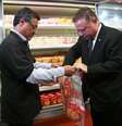 Ministro da Agricultura, Blairo Maggi, acompanha fiscalização de produtos em supermercado  Foto: Agência Brasil