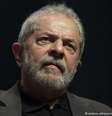 O ex-presidente Luiz Inácio Lula da Silva é réu em três processos relacionados à Lava Jato, sendo acusado pelos crimes de corrupção, lavagem de dinheiro e obstrução da Justiça. Entre outras acusações, as denúncias indicam que Lula teria recebido benefícios das empreiteiras OAS e Odebrecht, envolvendo, por exemplo, imóveis no Guarujá e São Bernardo do Campo.  Foto: Deutsche Welle