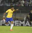 Paulinho comemora um dos três gols que marcou na goleada do Brasil em cima do Uruguai pelas Eliminatórias  Foto: Getty Images
