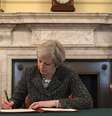 Artigo 50, assinado pela primeira-ministra Theresa May, chega a Bruxelas na quarta e oficializa saída da UE  Foto: PA / BBCBrasil.com