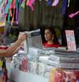 A pesquisa mostrou que seis em cada dez consumidores brasileiros (58%) não recorreram a nenhuma modalidade de crédito  Foto: Agência Brasil