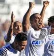 Willian Pottker (C), jogador da Ponte Preta, comemora seu gol durante a primeira partida contra o Santos FC, válida pelas quartas de final do Campeonato Paulista 2017.  Foto: Ale Cabral/ Agif/Gazeta Press
