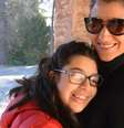 A empresária Carolina Felício com a filha Júlia, de 17 anos: três negativas de matrícula e luta por educação em instituição regular  Foto: Arquivo pessoal / BBC News Brasil
