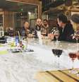 Aula de culinária e degustação de vinhos em atividade da Adulting School; iniciativa nos EUA quer ensinar 'macetes da vida adulta'  Foto: Divulgação / BBC News Brasil