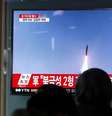 Sul-coreanos assistem na TV reportagem sobre um dos lançamentos de misseis da Coreia do Norte (foto de arquivo)  Foto: EFE