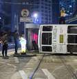 Tombamento do bonde de dois andares deixou vários feridos e o condutor foi preso por direção perigosa  Foto: EFE