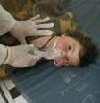 Criança recebe tratamento em um hospital em Idlib, no norte da Síria, após suposto ataque com armas químicas. Imagem de divulgação do Idlib Media Center  Foto: Agência Brasil