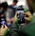 Na foto, visitantes tentam dispositivos de Huawei durante o Mobile World Congress em Barcelona, Espanha, no dia 27 de fevereiro de 2017.  Foto:  Eric Gaillard / Reuters
