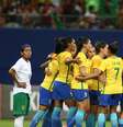 Jogadoras da Seleção Brasileira comemoram um dos gols da goleada aplicada sobre a Bolívia, em Manaus  Foto: Divulgação/CBF