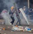 Manifestantes em Caracas, na Venezuela, entram em confronto com a Guarda Nacional do país, durante um protesto que pede a eleições no país e a saída de   Foto: Agência Brasil