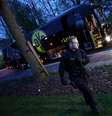 O ônibus do Borussia Dortmund ficou danificado após explosão a caminho do estádio da equipe para disputar partida válida pela Liga dos Campeões  Foto: Kai Pfaffenbach Livepic / Reuters