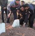 Entre 89 vítimas de bombardeio de terça-feira passada em Khan Sheikhoun, 22 eram parentes de Abdulhameed Alyousef, que tinha saído de casa para ajudar vítimas.  Foto: BBC