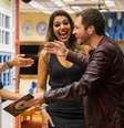 Tiago Leifert na visita que fez às finalistas Ieda, Emilly e Vivian  Foto: Paulo Belote/TV Globo 