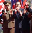 Kim Jong-un (à direita) acena para a população durante evento na Coreia do Norte.  Foto: Reuters