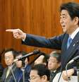 O primeiro do Japão, Shinzo Abe  Foto: Reuters