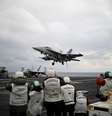 Caça F-18 aterrissa em porta-aviões dos EUA que opera no Mar do Leste, próximo a Coreia do Norte  Foto: Reuters