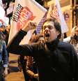 Milhares de pessoas saíram às ruas pela Turquia para protestar contra o resultado do referendo  Foto: Reuters