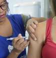 Pessoas que fazem parte do público-alvo definido pelo Ministério da Saúde são imunizadas no primeiro dia da 19ª Campanha Nacional de Vacinação contra a Gripe   Foto: Agência Brasil