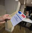 Eleitor mostra cédula de votação para eleição presidencial na França neste domingo   Foto: Agência Brasil