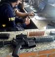 A polícia apreendeu armas de grosso calibre usadas no ataque à transportadora  Foto: EPA / BBC News Brasil