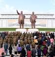 Norte-coreanos comemoram o 85º aniversário do exército de seu país  Foto: Reuters
