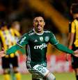 Willian comemora um de seus gols  Foto: Reuters