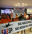 Protesto no saguão do Aeroporto de Congonhas, Zona Sul de São Paulo (SP), na manhã desta sexta-feira (28). A manifestação não afeta o embarque e desembarque de passageiros. O ato faz parte do movimento nacional intitulado “Greve Geral" contra a reforma da Previdência e reforma trabalhista.  Foto: Renato S. Cerqueira/Futura Press