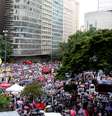 Manifestantes protestam em frente ao Pirulito da Praça 7, no Centro de Belo Horizonte (MG)  Foto: Futura Press