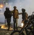 Homem é detido em manifestação no Rio  Foto: EFE