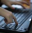 O Brasil registra aumento da preocupação sobre possíveis elos entre suicídios de adolescentes e grupos de pressão online  Foto: Getty Images / BBC News Brasil