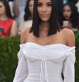 O vestido justo e branco de Kim kardashian é da grife Vivienne Westwood  Foto: Getty Images / PurePeople