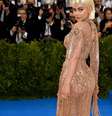 Nas redes sociais, os internautas especularam que a cintura fina de Kylie Jenner era resultado de intervenções estéticas  Foto: Getty Images / PurePeople