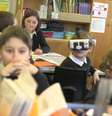 Charlie Mason, de 8 anos, começou a ter problemas de visão por causa de um mal degenerativo.  Foto: BBC