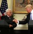 Donald Trump, presidente dos Estados Unidos, aperta a mão do presidente da Autoridade Nacional Palestina (ANP), Mahmoud Abbas.  Foto: Reuters
