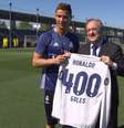 Cristiano Ronaldo recebeu uma camisa alusiva aos 400 gols marcados pelo Real Madrid  Foto: Reprodução/Facebook