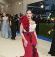 Modelo plus size Ashley Graham com seu vestido vermelho no Baile do Metropolitan Museu de Nova York  Foto: Dia Dipasupil  / Getty Images