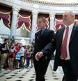 Ao centro da imagem, o republicano Steve Scalise caminha em uma das salas do Capitolio, em Washington  Foto: Shawn Thew / EFE