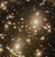 Abell 370 deforma o espaço em volta dele, o que faz do aglomerado um "telescópio natural"  Foto: NASA / BBC News Brasil