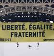 Ativistas do Greenpeace penduram faixa gigante na Torre Eiffel  Foto: Reuters