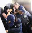 A Polícia Militar, que já estava no local, buscou um acordo com as pessoas que estavam na garagem para que Dirceu pudesse caminhar até o elevador e foi feita uma tentativa de isolamento.
  Foto: Fabio Rodrigues-Pozzebom/ Agencia Brasil