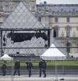 A entrada do Museu Louvre, na França, foi reaberta após evacuação de turistas por suspeita de terrorismo.  Foto: EPA/JULIEN DE ROSA / EFE