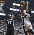 James Harden tenta arremesso durante o jogo da noite desse domingo (7)  Foto: Reuters