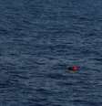 Imigrante morto usando salva-vidas é avistado nas águas do Mediterrâneo em foto do dia 16 de abril.  Foto: Reuters