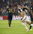 Daniel Alves comemora seu golaço de voleio  Foto: Reuters